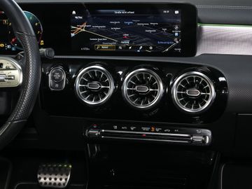 Mercedes CLA 180 Shooting Brake - 11