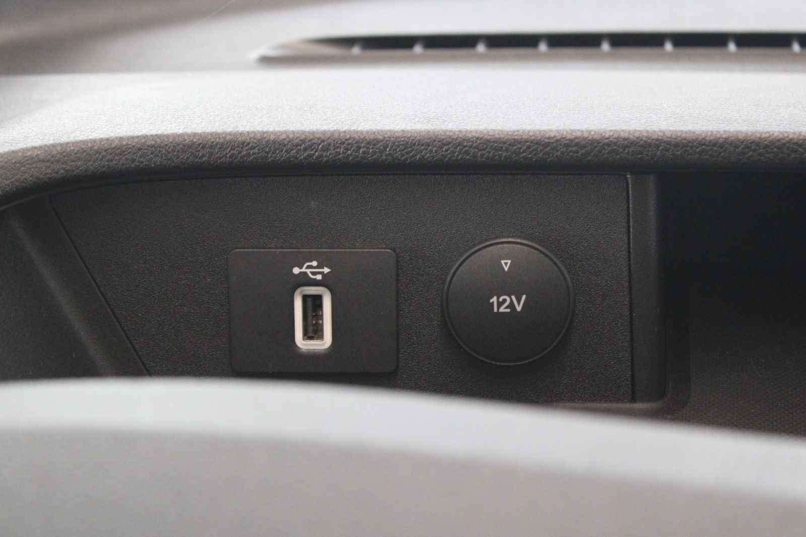 Fahrzeugabbildung Ford Ford Nugget PLUS Aufstelldach Aut WC Markise AHK