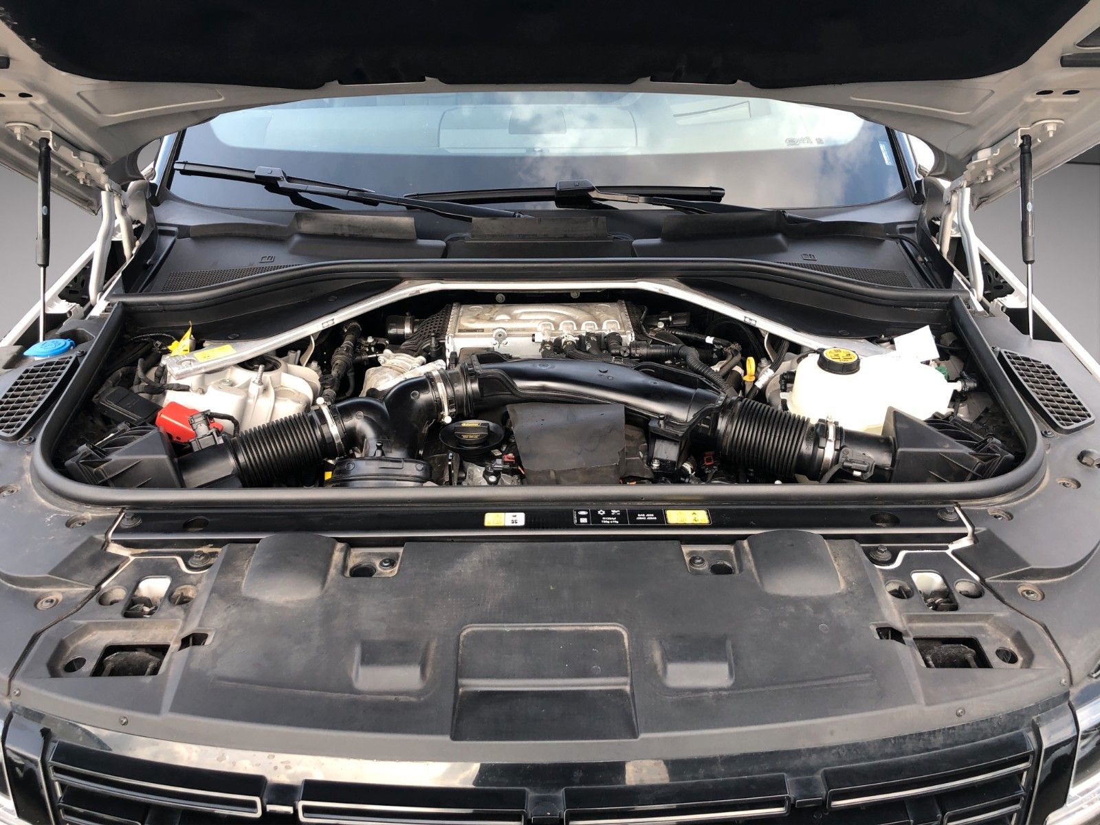 Fahrzeugabbildung Land Rover Range Rover Sport P440 Dynamic HSE Hybrid