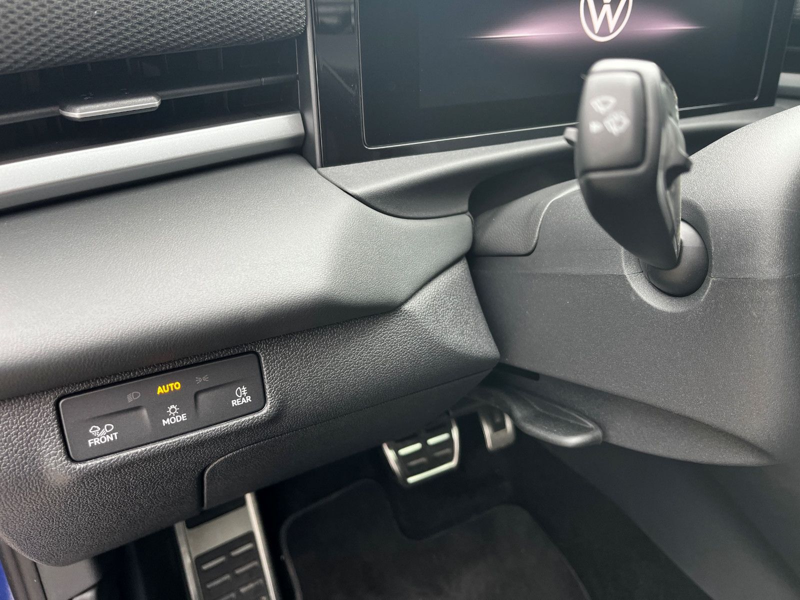 Fahrzeugabbildung Volkswagen T-Roc 1.5 eTSI 140KW ABT R-Line DSG PAN NAV 20"
