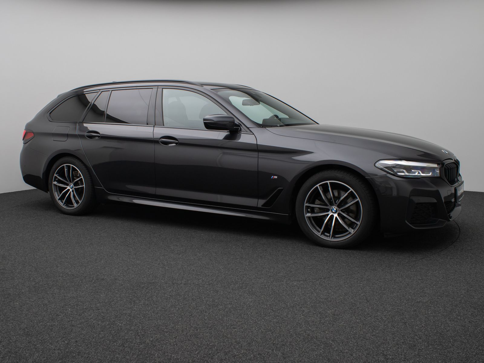 Fahrzeugabbildung BMW 520d xD M Sport Panorama Kamera DAB AHK Alarm