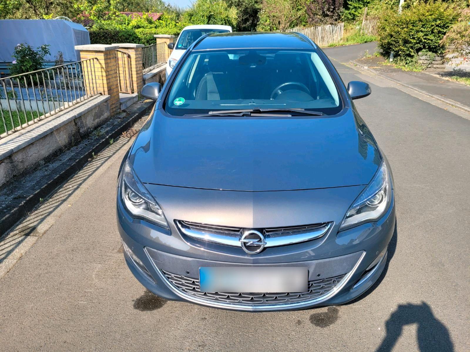 Opel Astra 2014 — вигляд ззаду