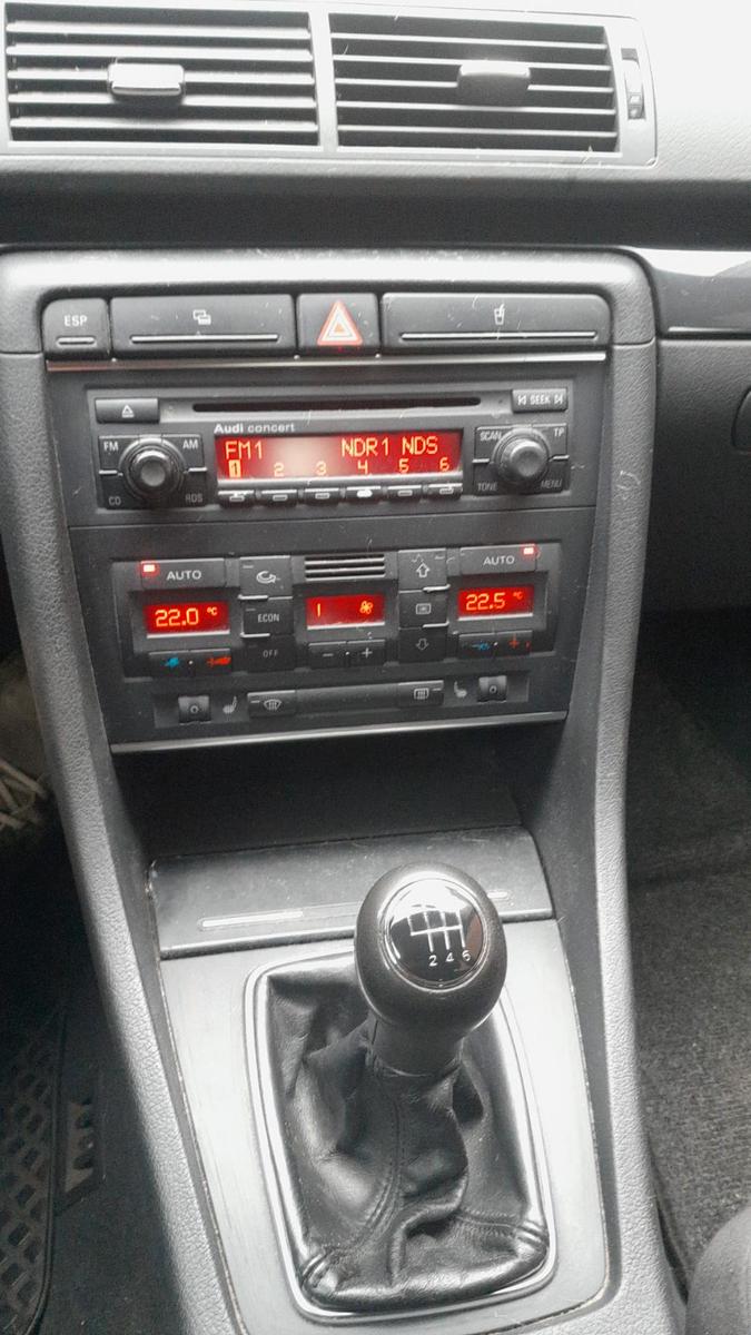 Audi A4 2004 — photo 9