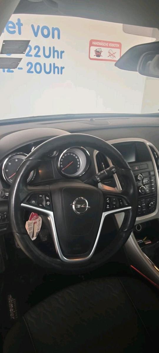 Opel Astra 2013 — interior