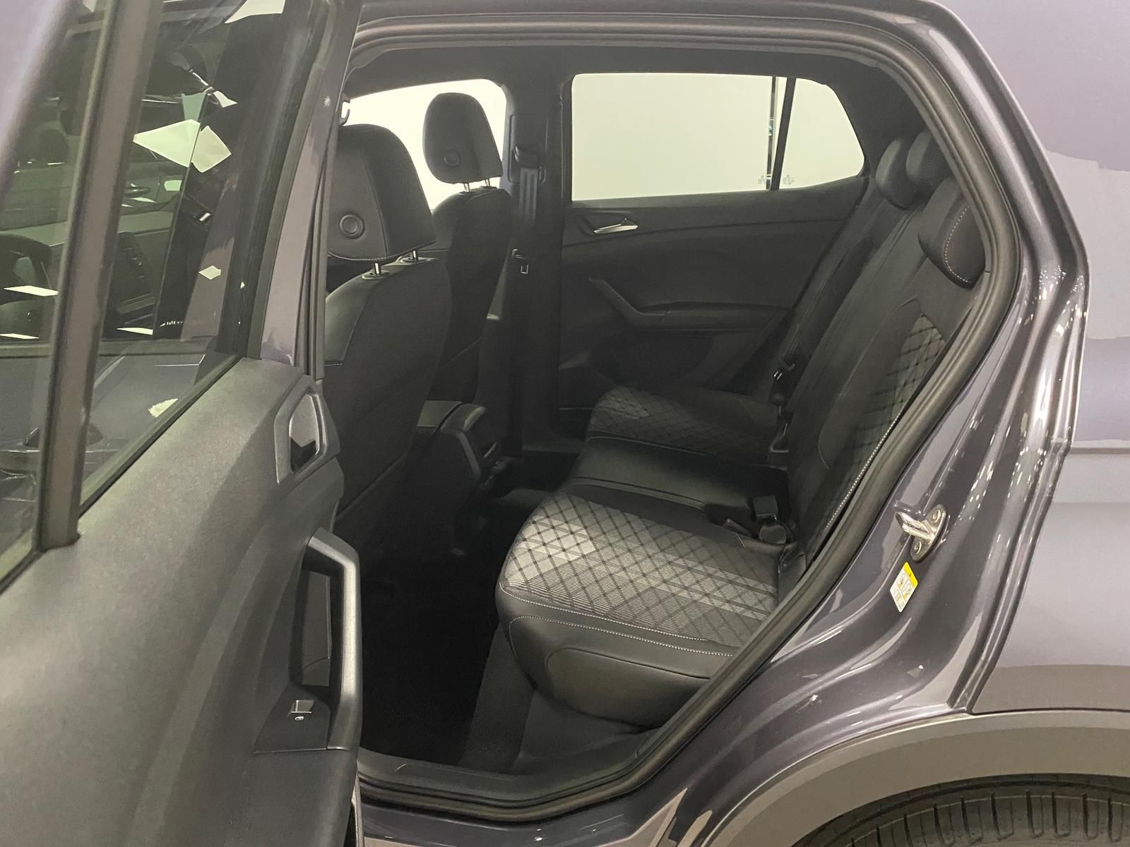 Fahrzeugabbildung Volkswagen T-Cross 1.5 TSI DSG BLACK STYLE R-Line+AHK+ACC++
