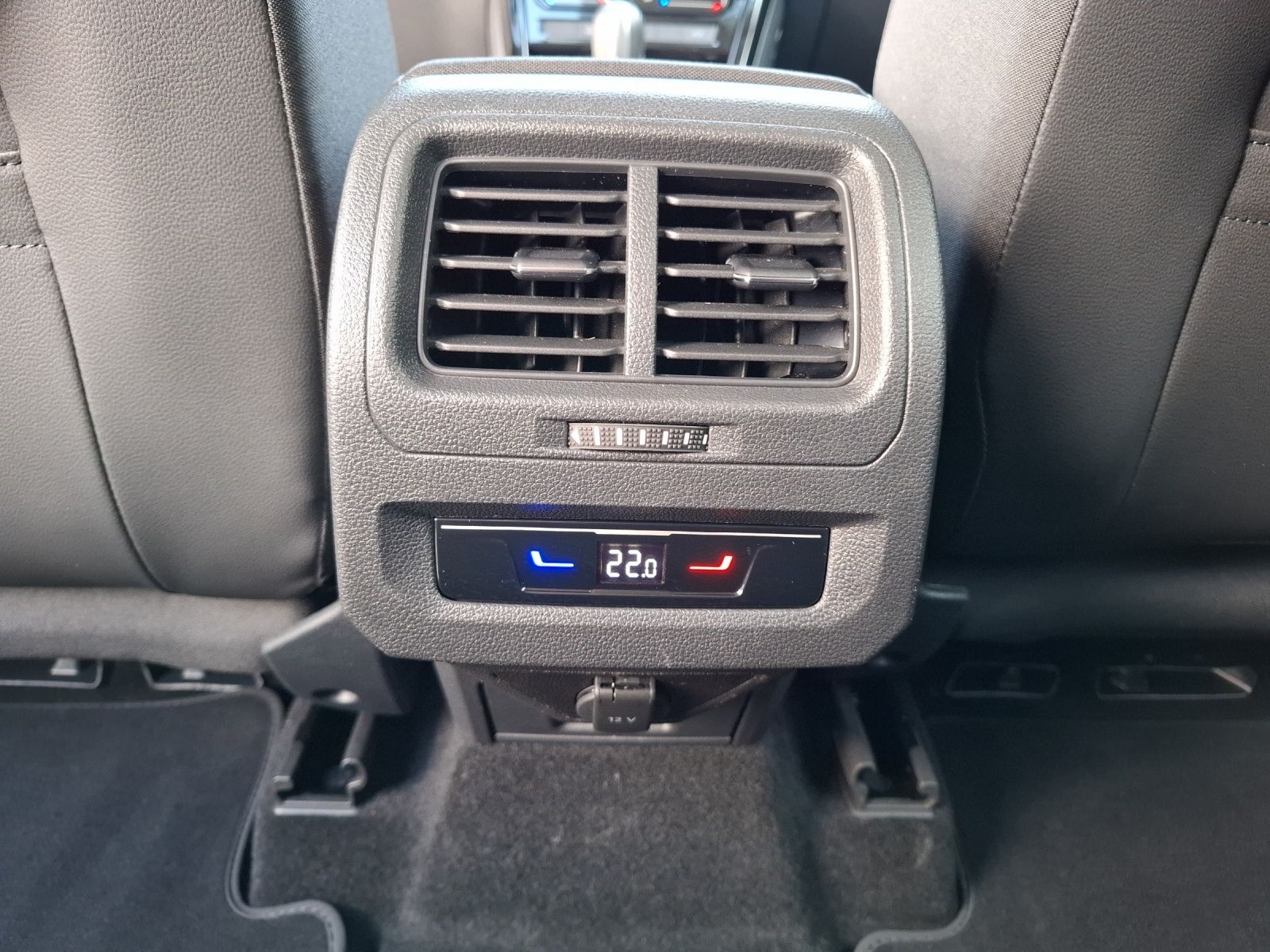 Fahrzeugabbildung Volkswagen Touran TSI Highline DSG 7-Si AHK AID ACC RFK SH
