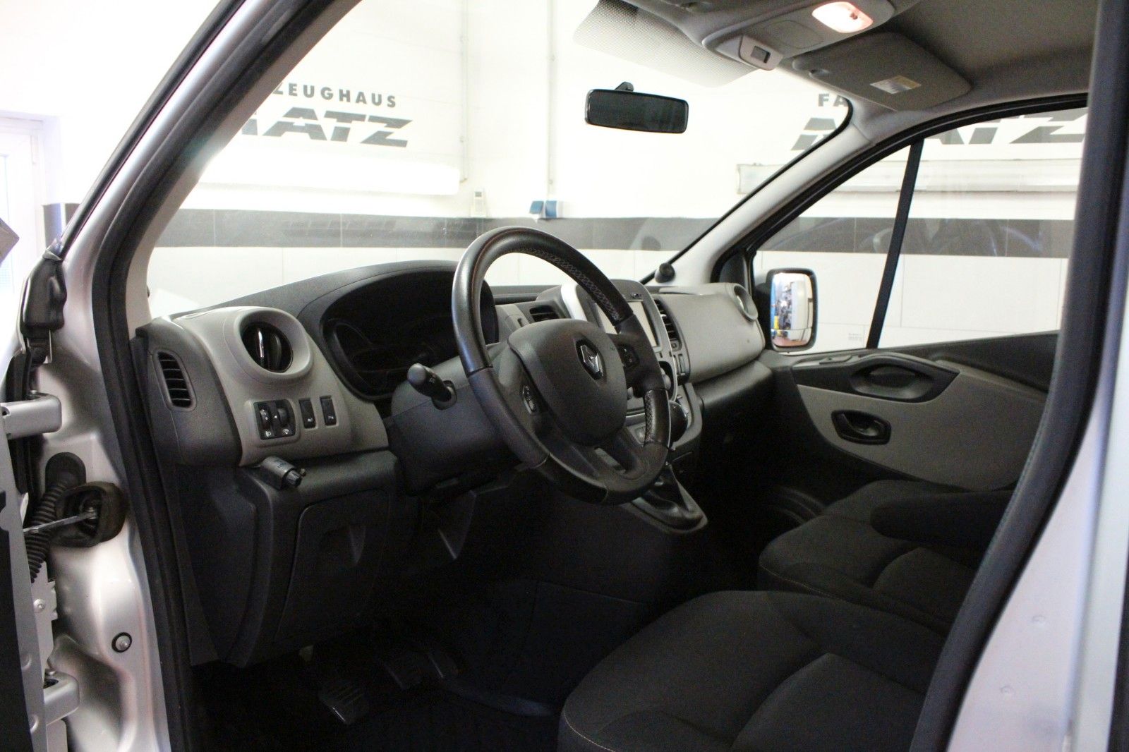 Fahrzeugabbildung Renault Trafic Combi dci 125 Expression*9-Sitzer*Navi*AH