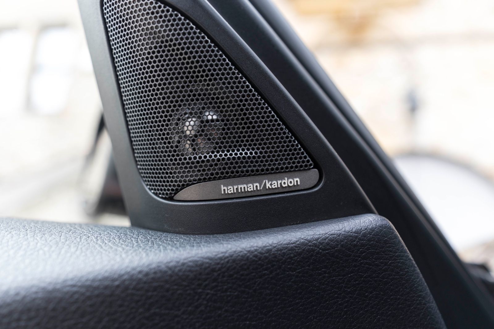 Fahrzeugabbildung BMW 330I M-Performance H&K LED CARPLAY KAM NAV ALC