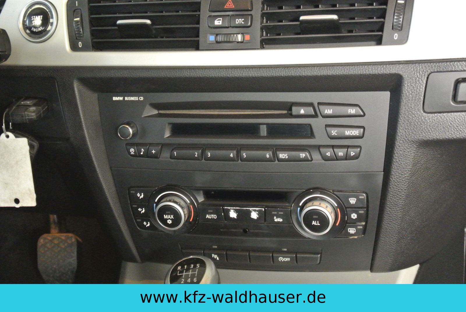 BMW 318 2010 — photo 21