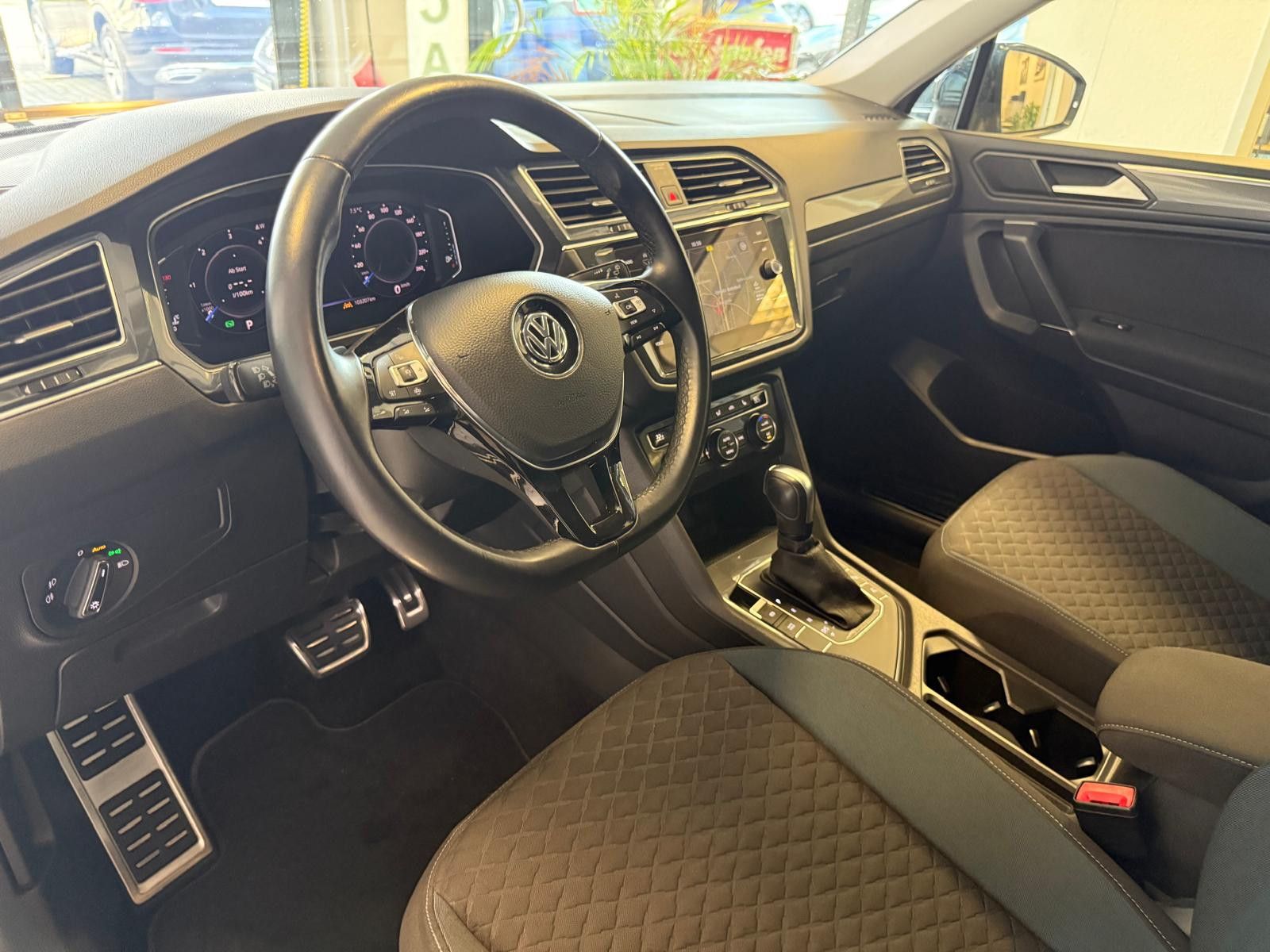 Fahrzeugabbildung Volkswagen Tiguan Allspace IQ.DRIVE/1. Hand / Navi /Digital