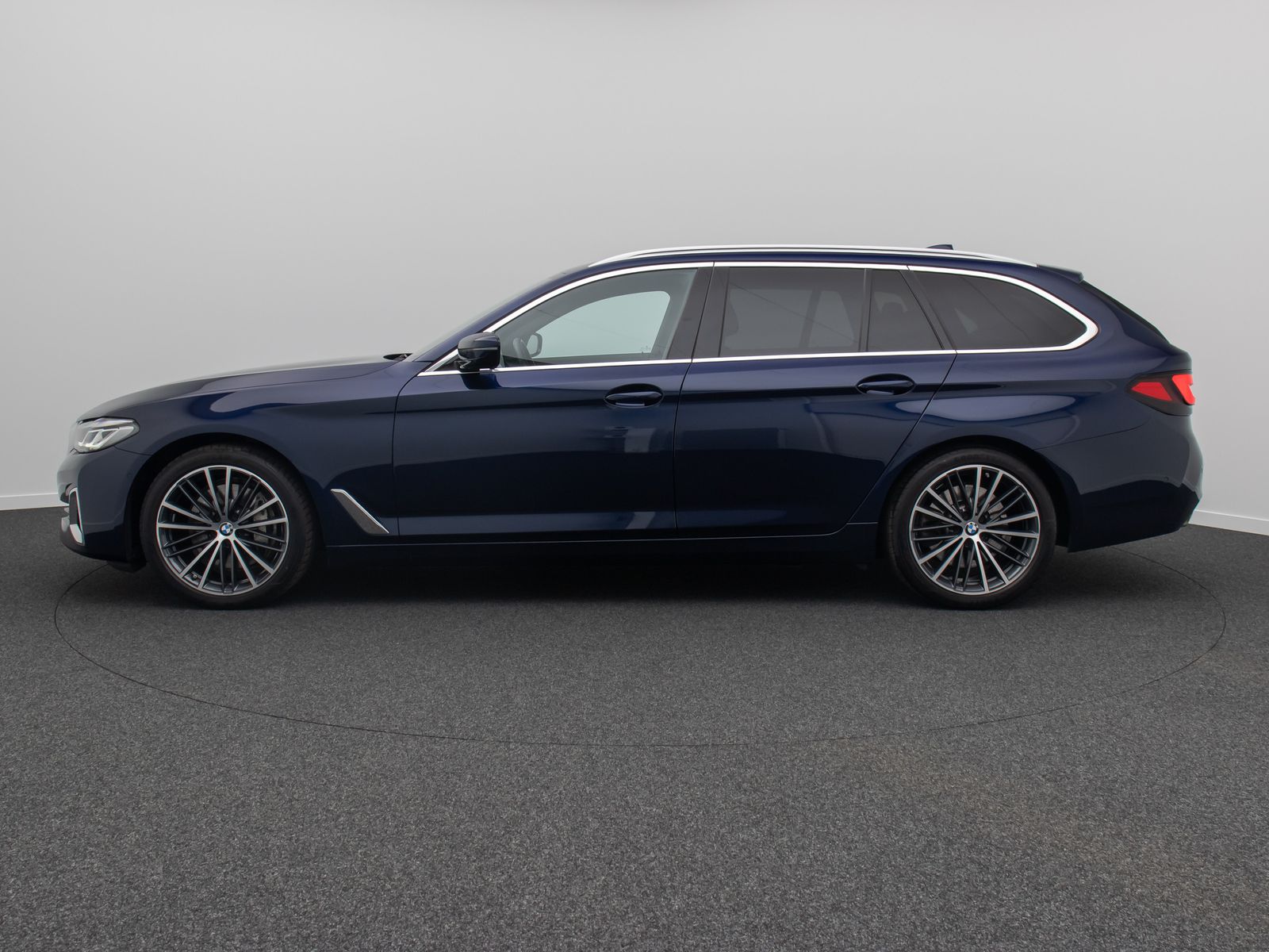 Fahrzeugabbildung BMW 530d Luxury Line DAB Kamera HUD Leder H/K 19Zoll