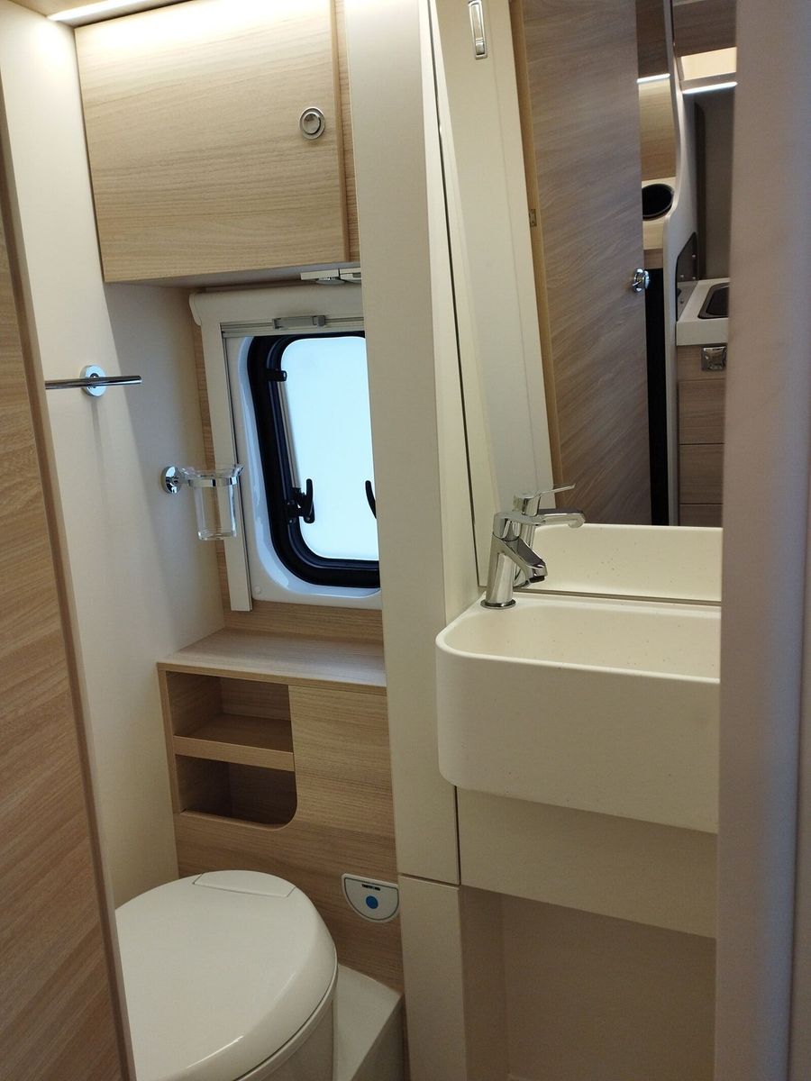 Fahrzeugabbildung Eura Mobil Van V 635 EB Captain-Chair- Sitze, Skyroof, RFK