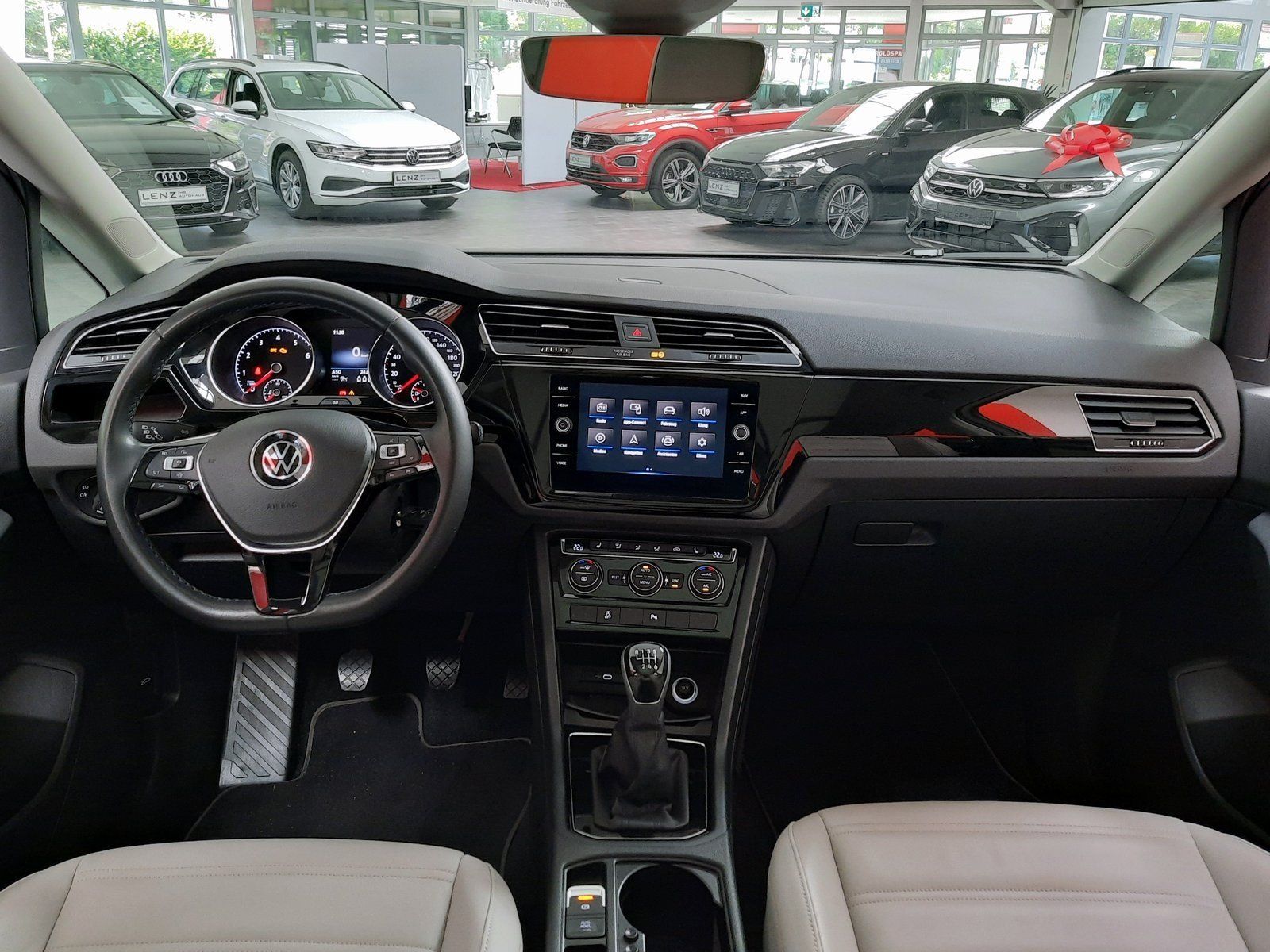 Fahrzeugabbildung Volkswagen Touran Highline TSI *AHK*Panodach*LED*PDC*Navi*