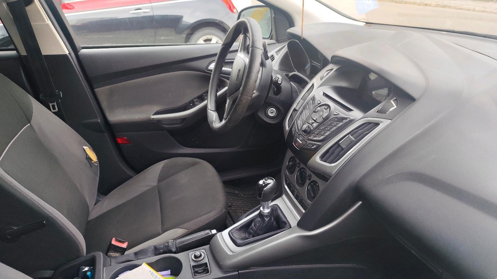 Ford Focus 2011 — interior