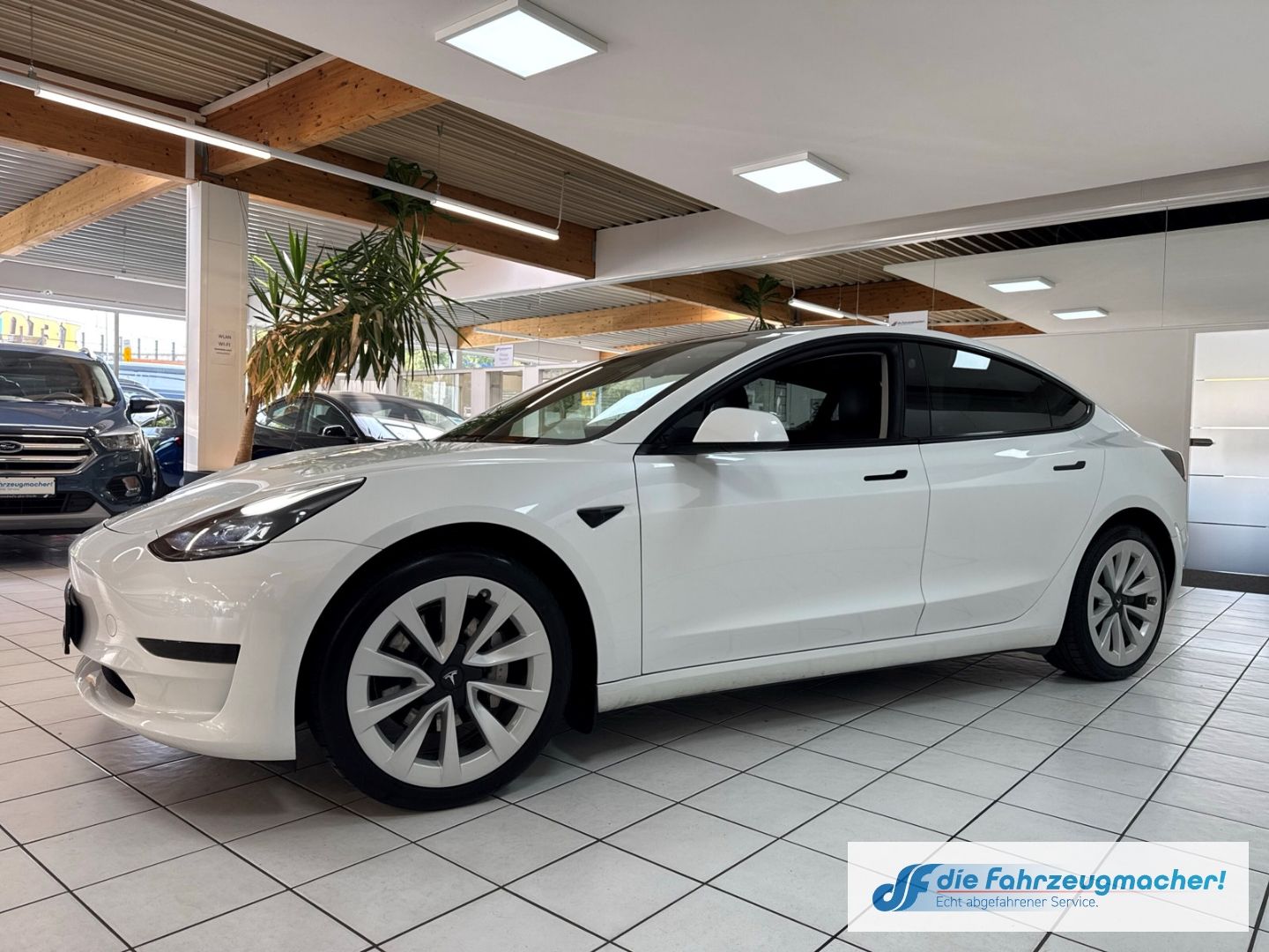 Fahrzeugabbildung Tesla Model 3 Basis RWD Soundsystem ACC El. Heckklappe