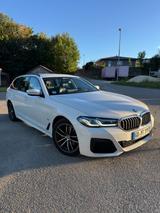 BMW 520d Touring M-SPORTPAKET Digital DISPLAY - mit Diesel-Antrieb: Weiß, Kombi, Sportpaket
