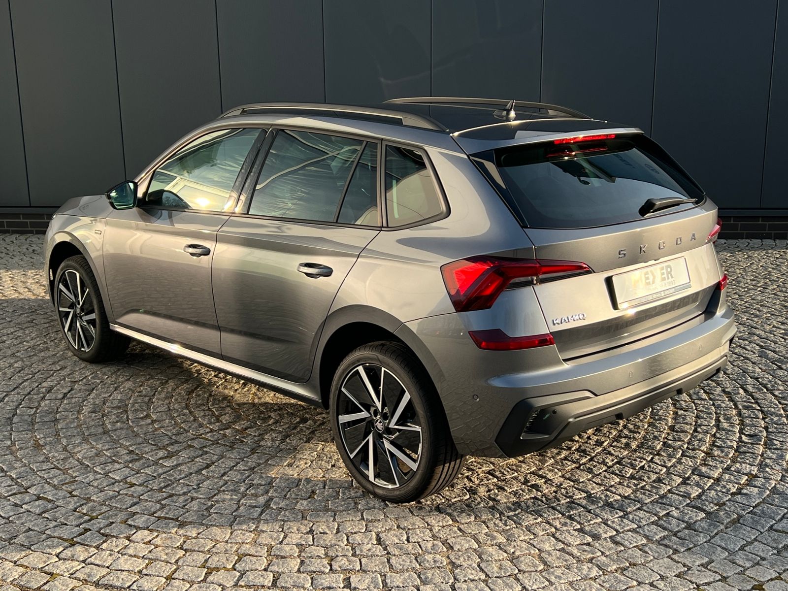 Fahrzeugabbildung SKODA Kamiq Drive 1.0 TSI DSG *AHK, Matrix, ACC, Smart
