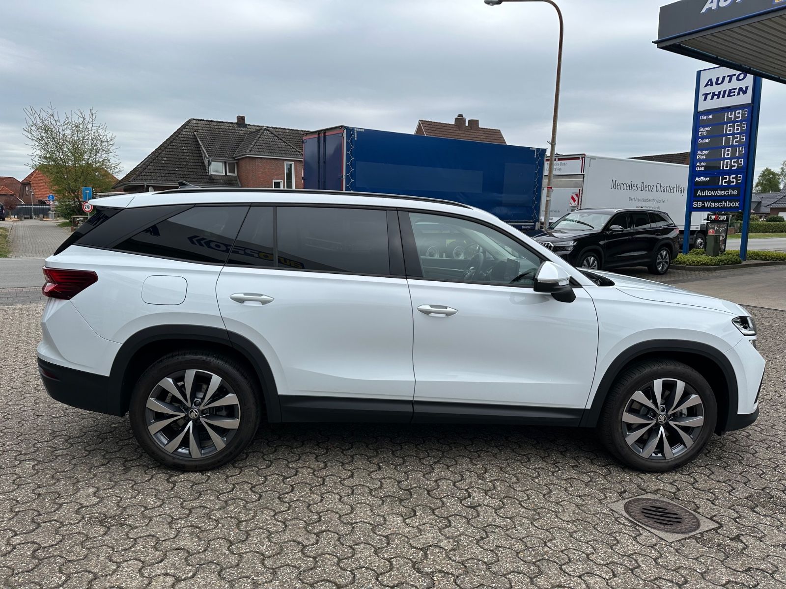 Fahrzeugabbildung SKODA Kodiaq 1.5 TSI Selection DSG Navi/ACC/Matrix/19"