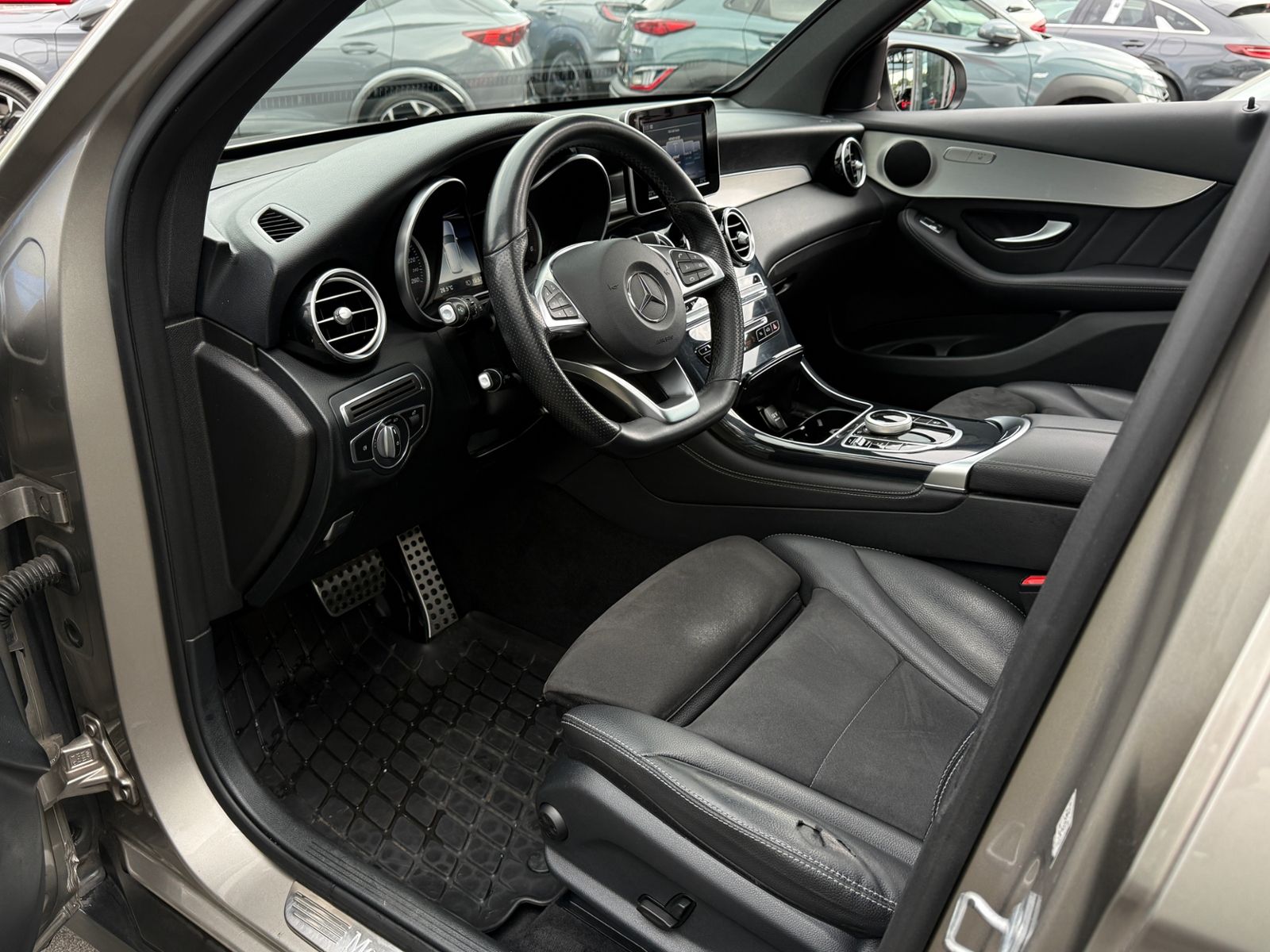 Fahrzeugabbildung Mercedes-Benz GLC 220 d 4Matic AMG Line PANO LED NAV
