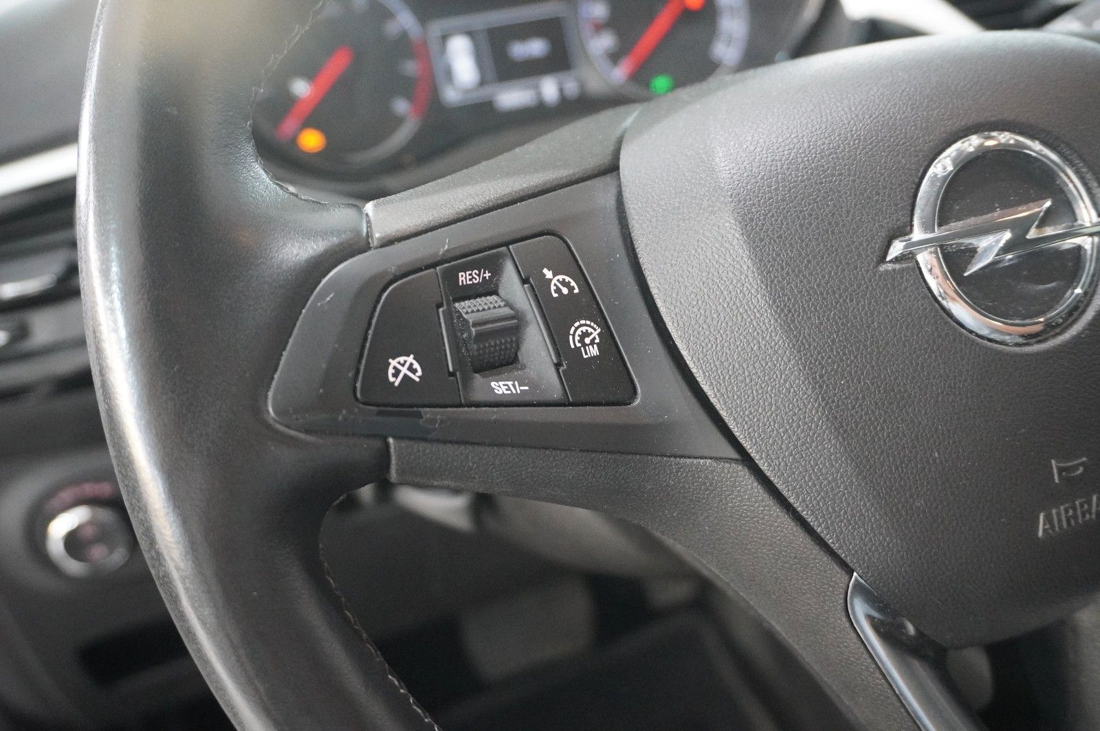 Fahrzeugabbildung Opel Corsa E 1.2 COLOR EDIT. AUTOM. LED/SHZ/SPORT/USB