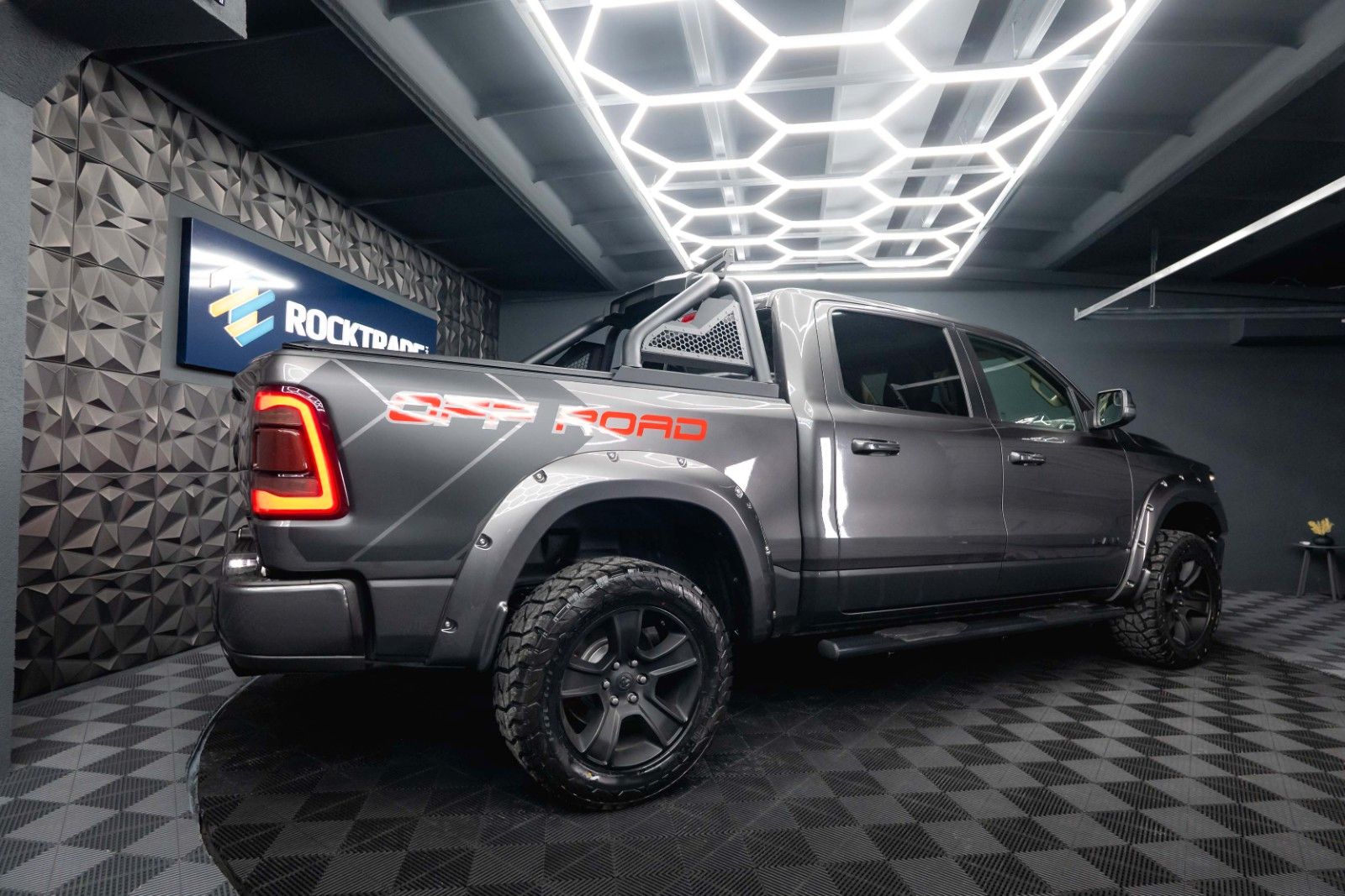 Fahrzeugabbildung Dodge RAM 5.7 V8 HEMI 4x4 OFFROAD NIGHT-Paket LARAMIE