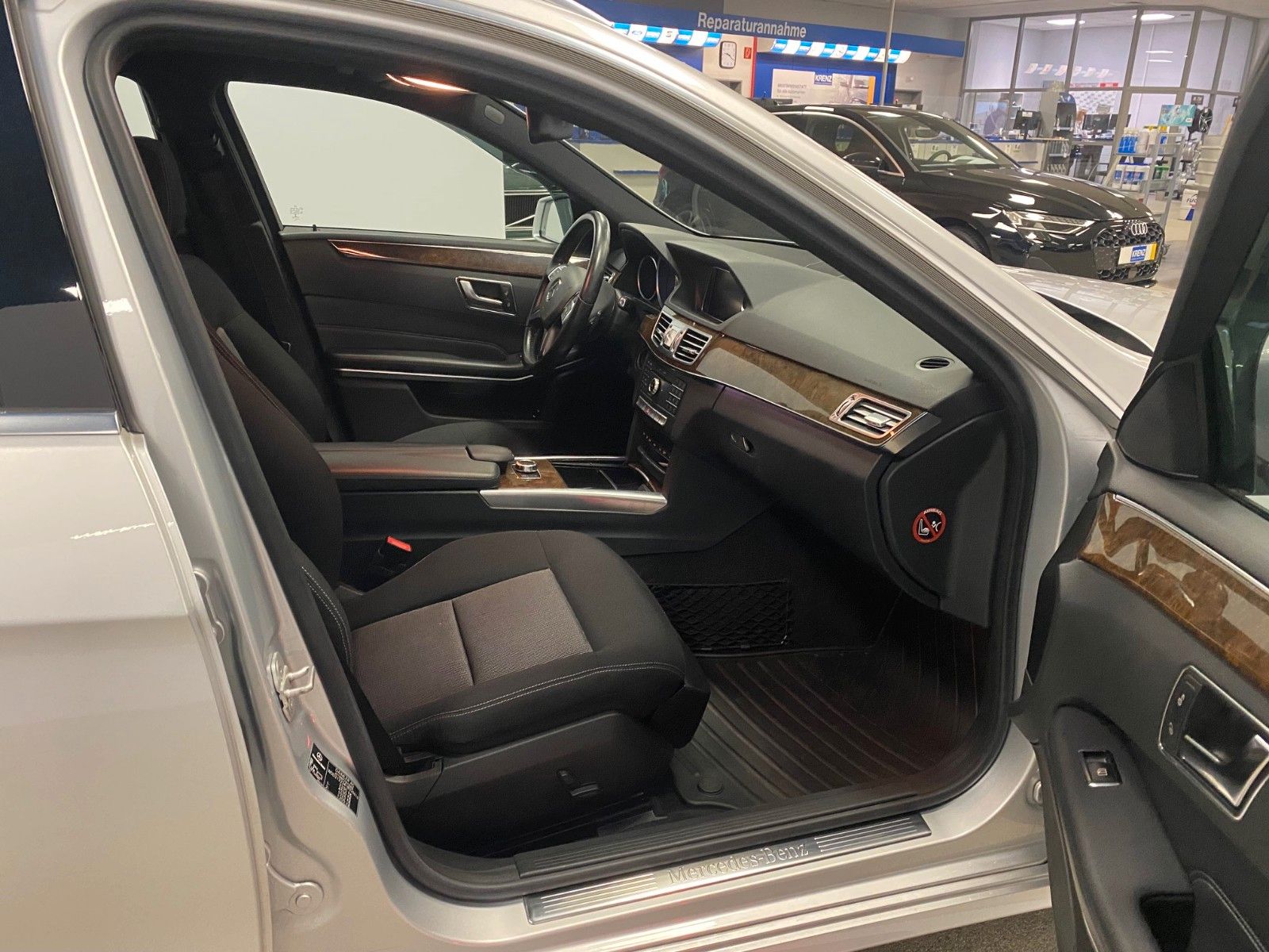 Fahrzeugabbildung Mercedes-Benz E 200 T ELEGANCE+NAVI+LED Scheinwerfer+Distronic