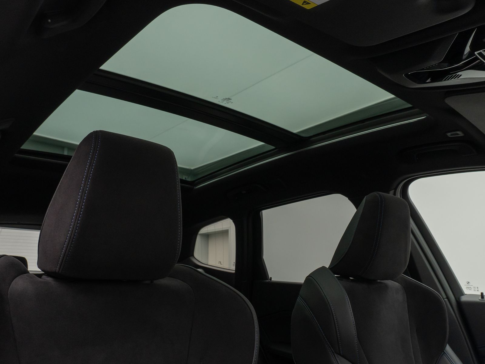 Fahrzeugabbildung BMW iX1 xD30 M Sport DAB Panorama Kamera Komfort 19"
