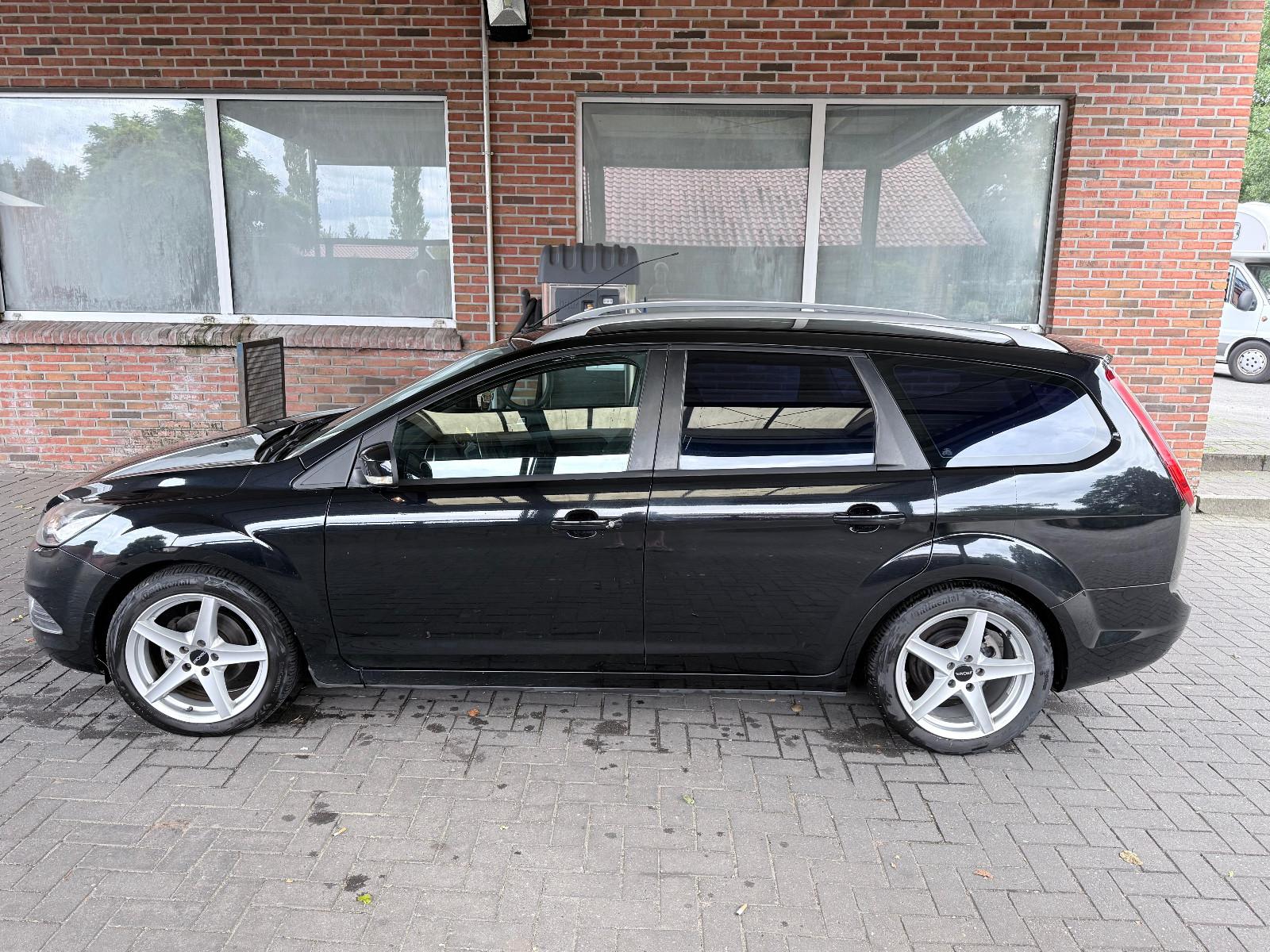 Ford Focus 2009 — interior