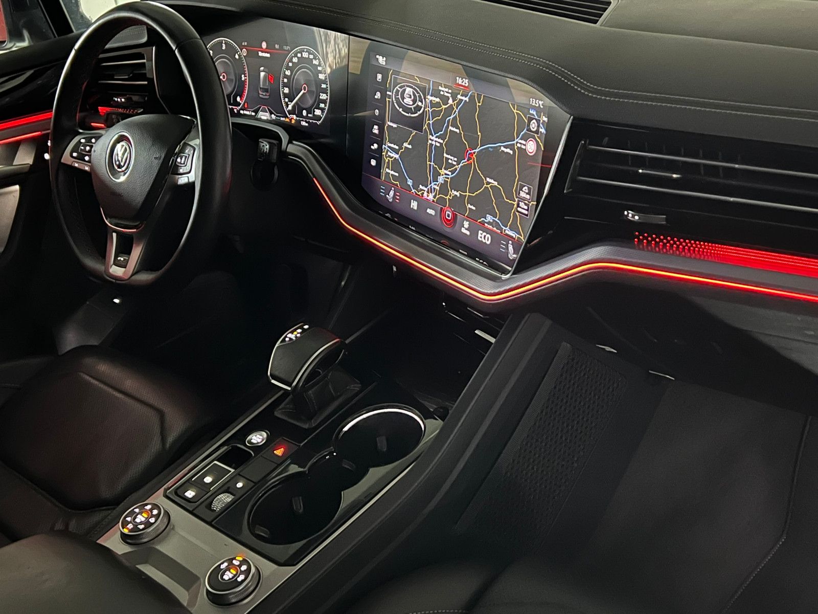 Fahrzeugabbildung Volkswagen Touareg R-LINE 4Motion/MASSAGE/ACC/AHK/INNOVIS.