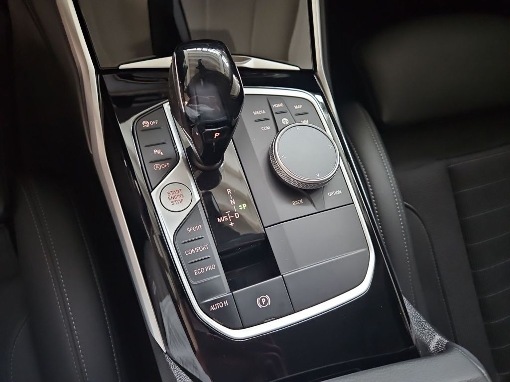 Fahrzeugabbildung BMW 318 i Sport-Line AHK ACC Navi LED SHZ Ambie. KAM