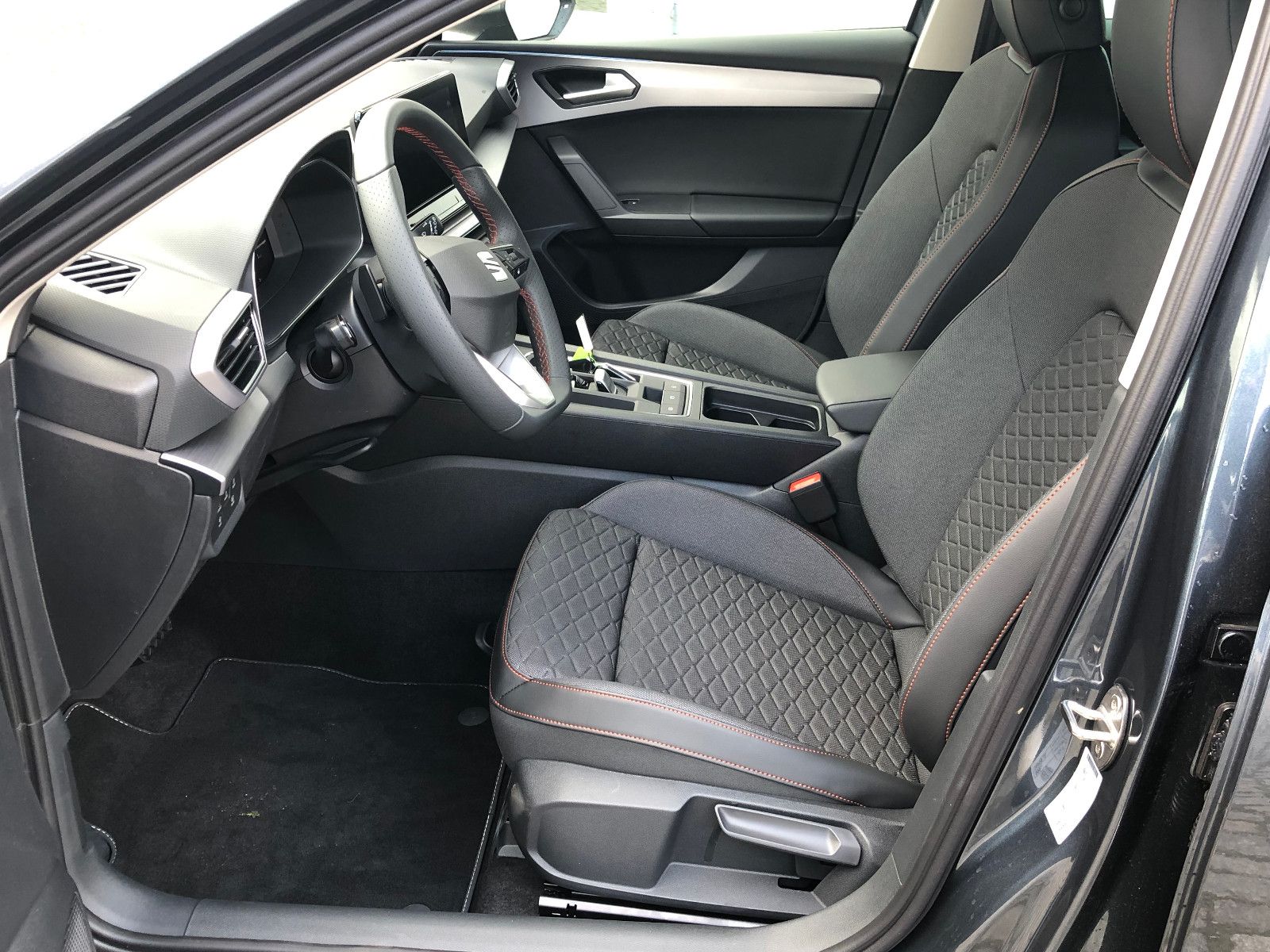 Fahrzeugabbildung SEAT Leon Sportstourer 1,5 eTSI  FR DSG