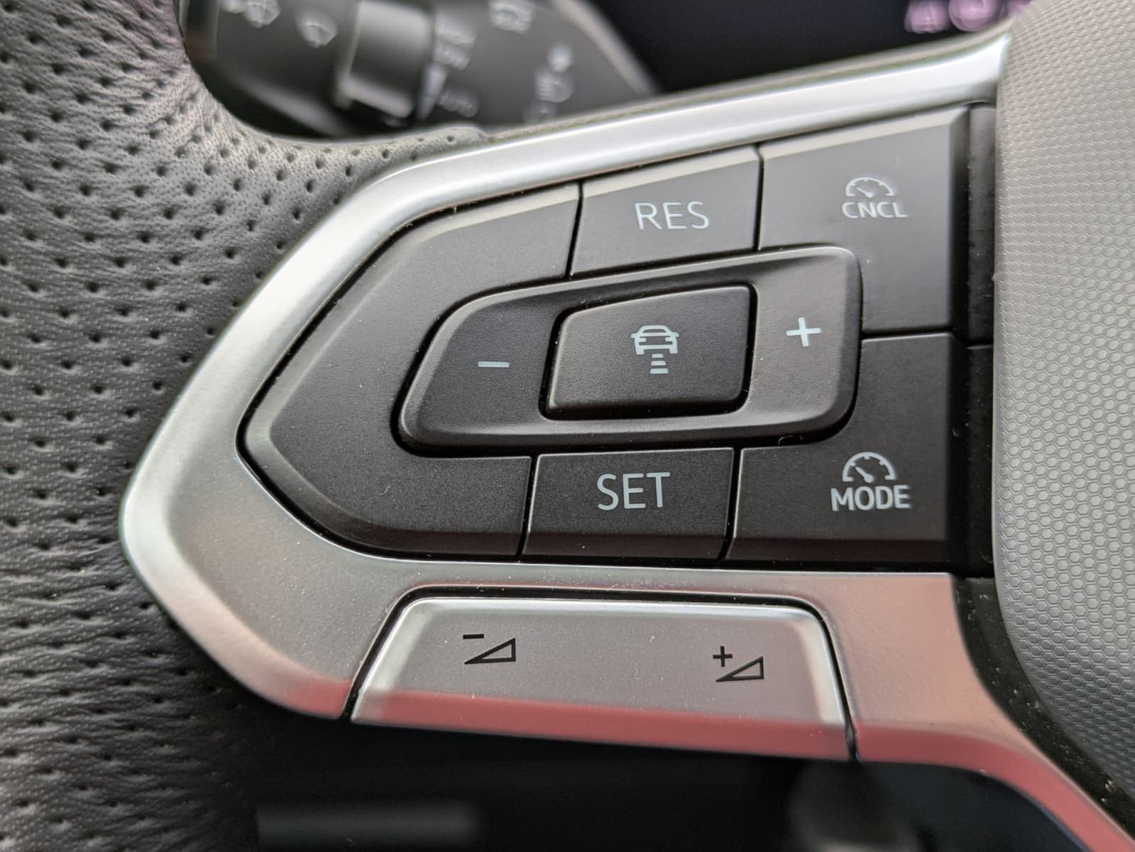 Fahrzeugabbildung Volkswagen Tiguan 2.0 TDI 4M R-Line PANO*H&K*AHK*MATRIX*20"