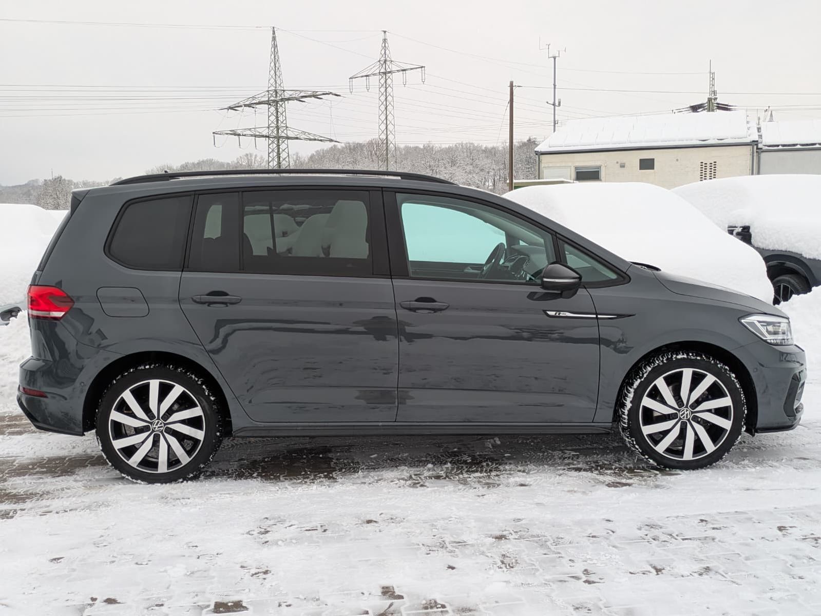 Fahrzeugabbildung Volkswagen Touran 2.0 DSG R-Line High BLACK Pano 7Si IQ AHK