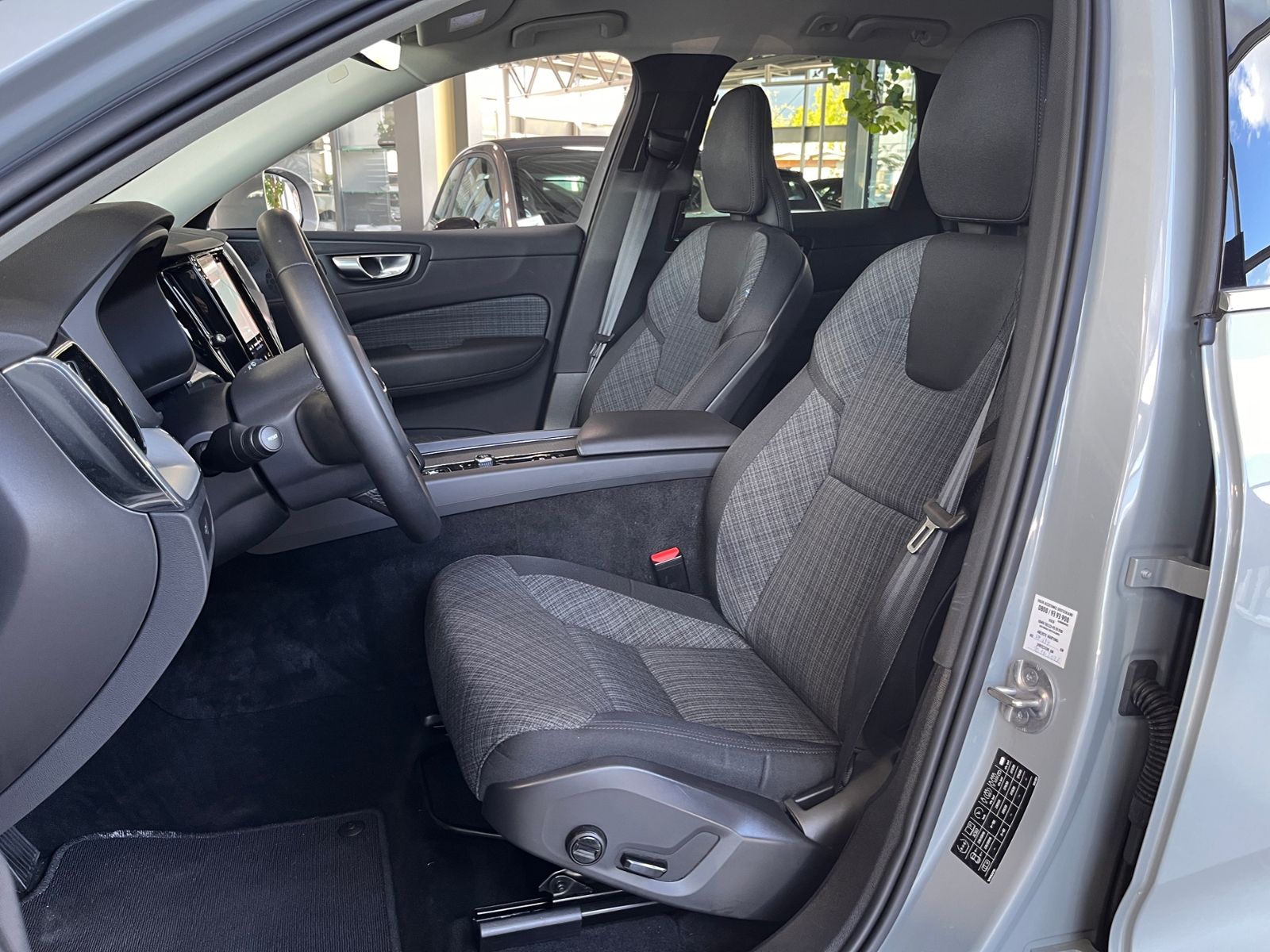Fahrzeugabbildung Volvo XC60 Core 2WD STNDHZ LED NAV SHZ 19"
