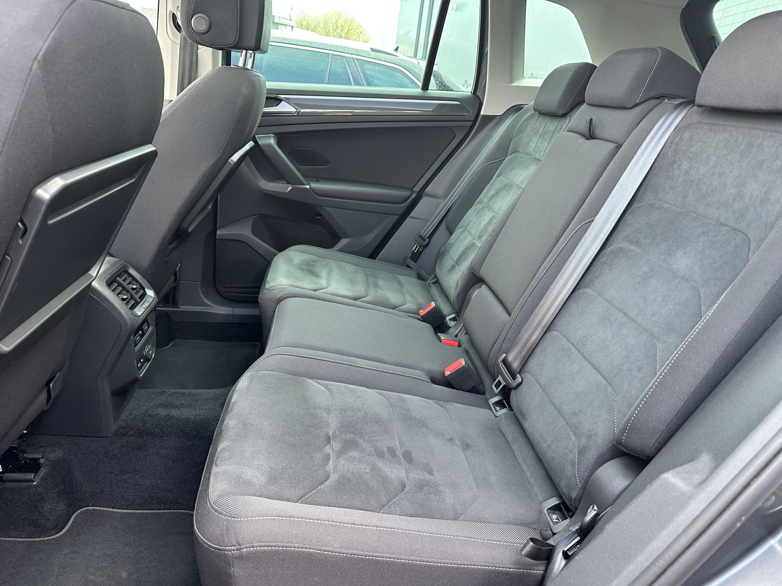 Fahrzeugabbildung Volkswagen Tiguan 2.0 TSI 4M R-Line NAV+LED+AHK+KAM+PANO+AC