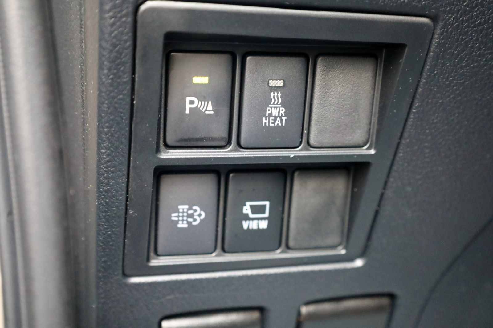 Fahrzeugabbildung Toyota Hilux 2.8 D-4D Invincible, Rollbügel, Rollo, AHK