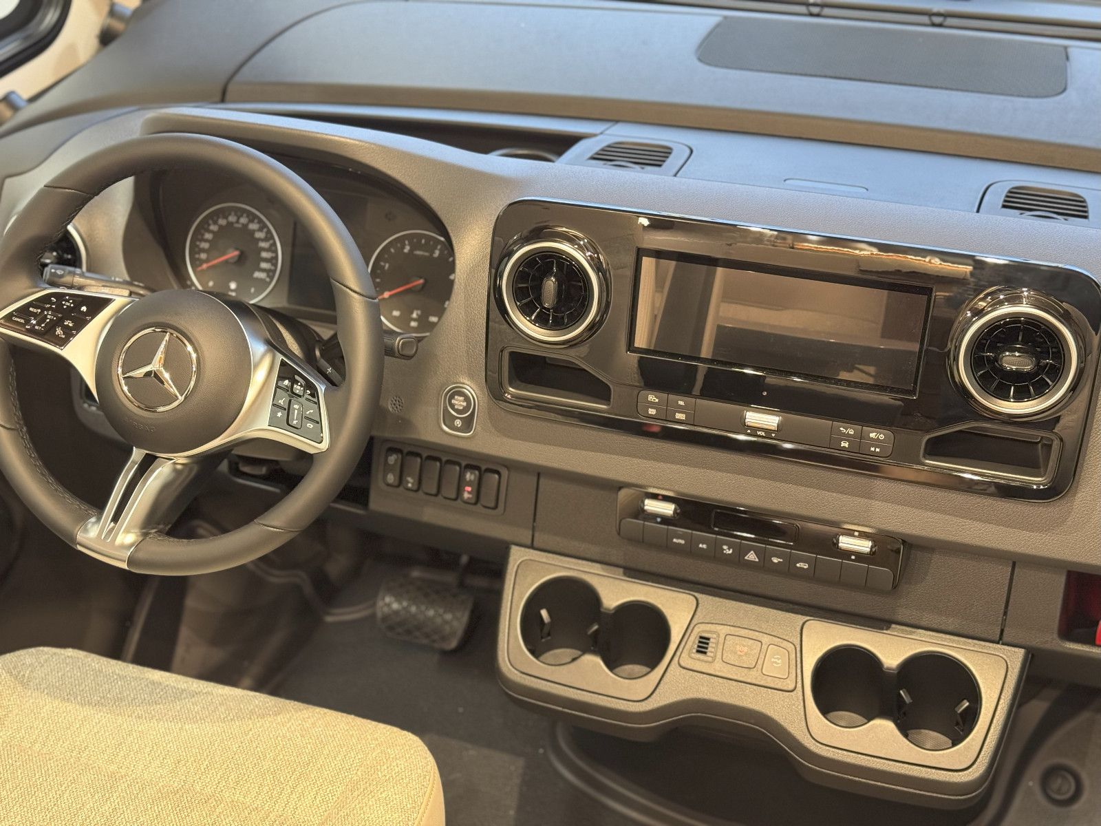 Fahrzeugabbildung HYMER / ERIBA / HYMERCAR B-Klasse MC-I White Line 600 - Vollausstattung!