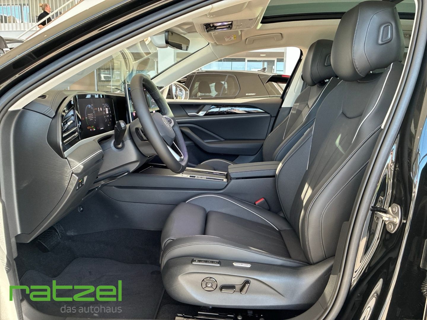 Fahrzeugabbildung Volkswagen Passat ELEGANCE eHybrid PANO+NAVI+LED+8-fach