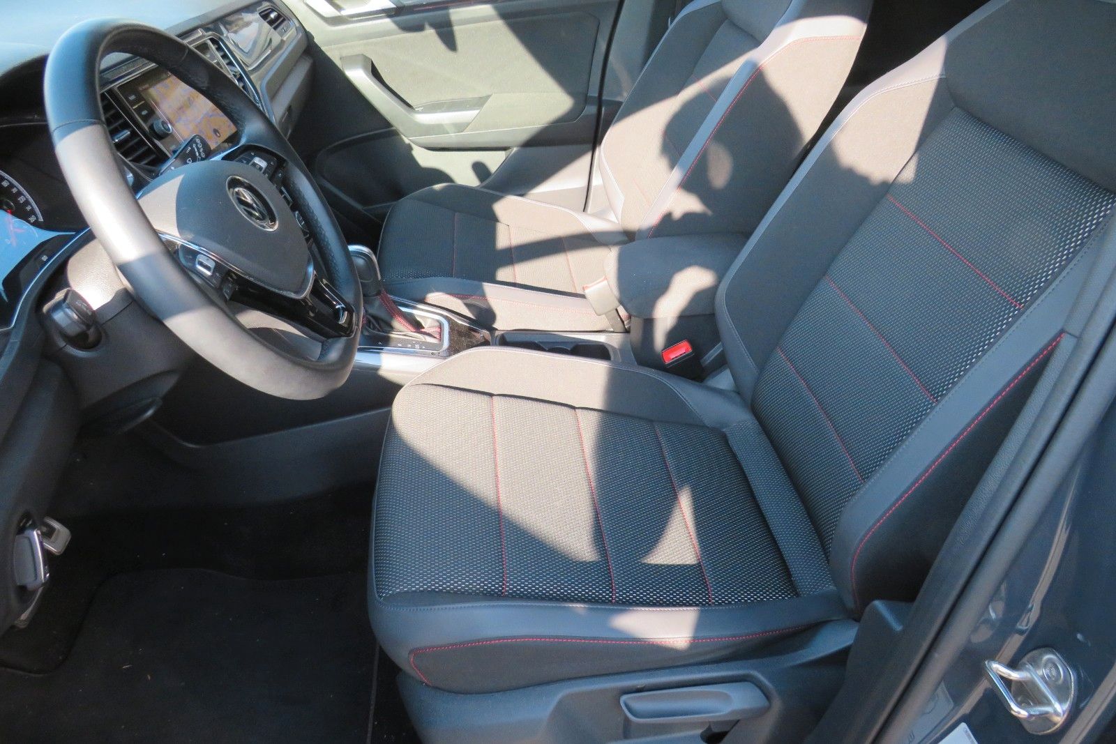 Fahrzeugabbildung Volkswagen T-Roc Sport ACC LED PDC NAVI DAB 1.HAND