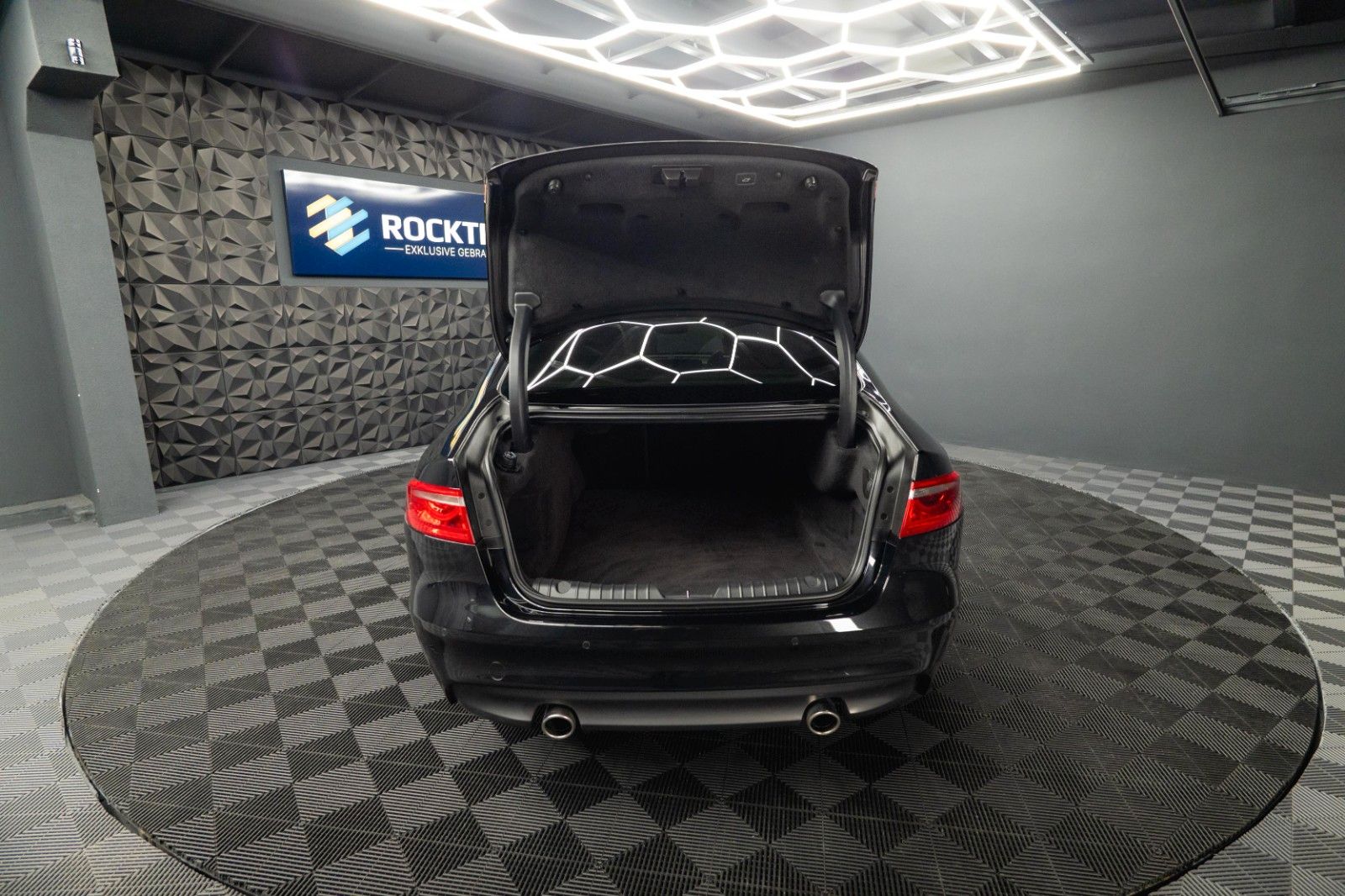 Fahrzeugabbildung Jaguar XF 300 Sport Black Edition | Pano | LED | 20Zoll