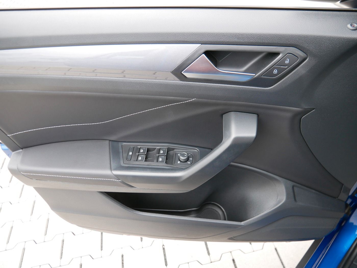 Fahrzeugabbildung Volkswagen T-Roc 1.5 Style NEU43T Standhz MATRIX ACC Kamera
