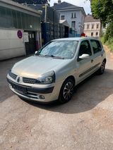 Renault Clio 1.4 16V  Automatik mit Klima Tüv 03/2026 - Renault Clio mit Benzin-Antrieb: Kleinwagen, Automatik, 1.4