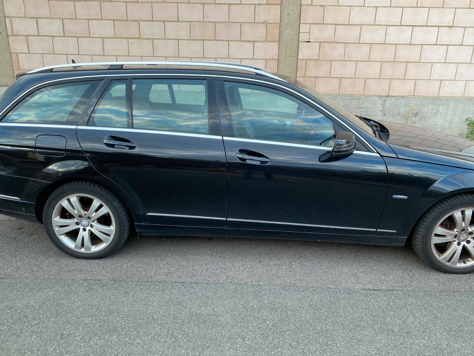 Mercedes-Benz 220 2010 — rear view