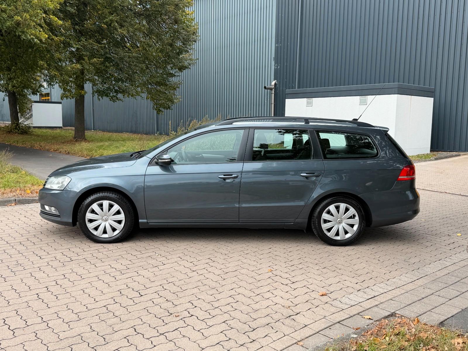 Volkswagen Passat 2012 — вигляд ззаду