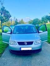 Volkswagen Touran 1.6 FSI Automatik Basis Basis - Volkswagen Touran Basis mit Benzin-Antrieb