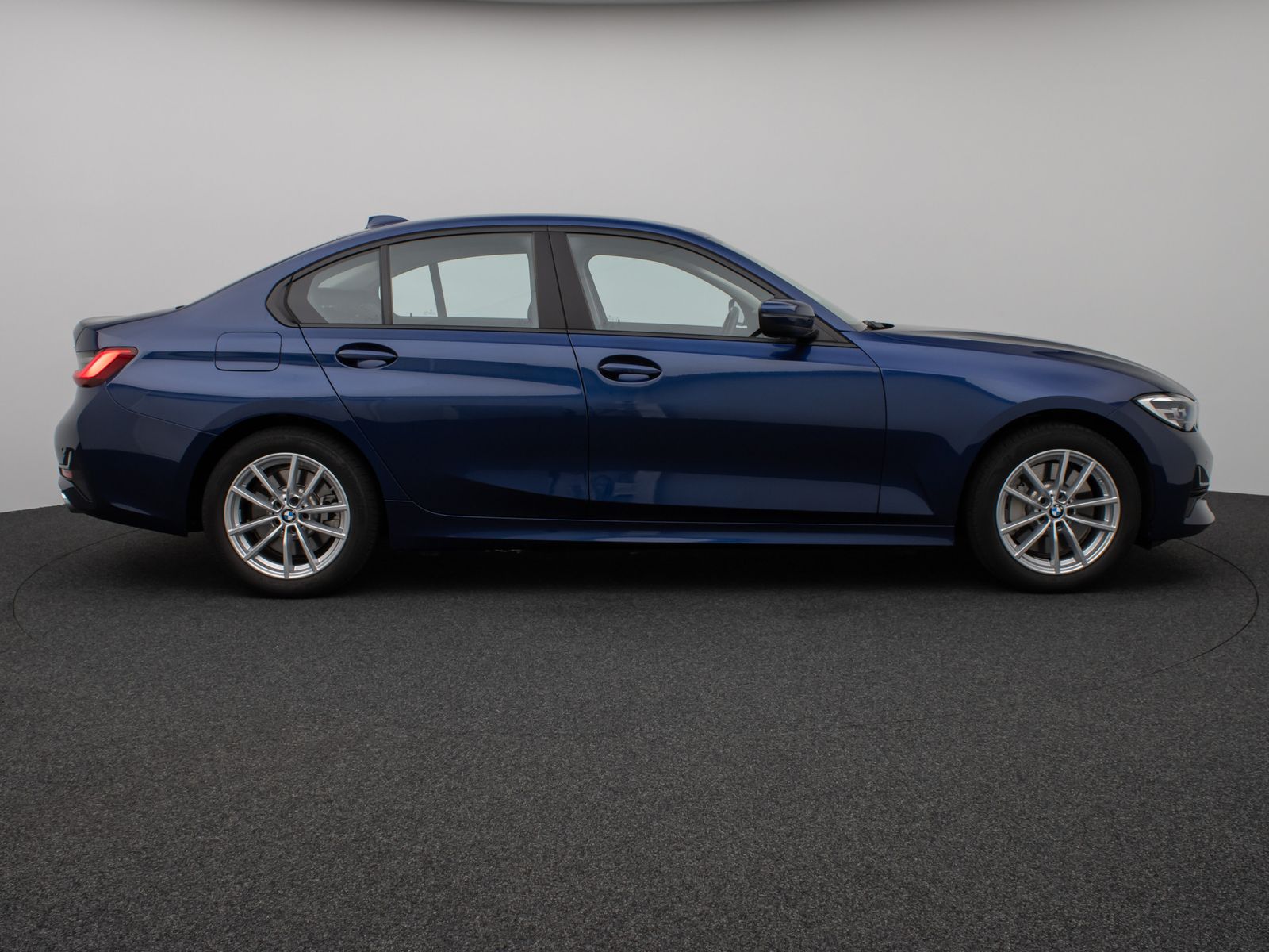 Fahrzeugabbildung BMW 330e  CockPitPro PDC Alarm Geschwindigkeitsreg
