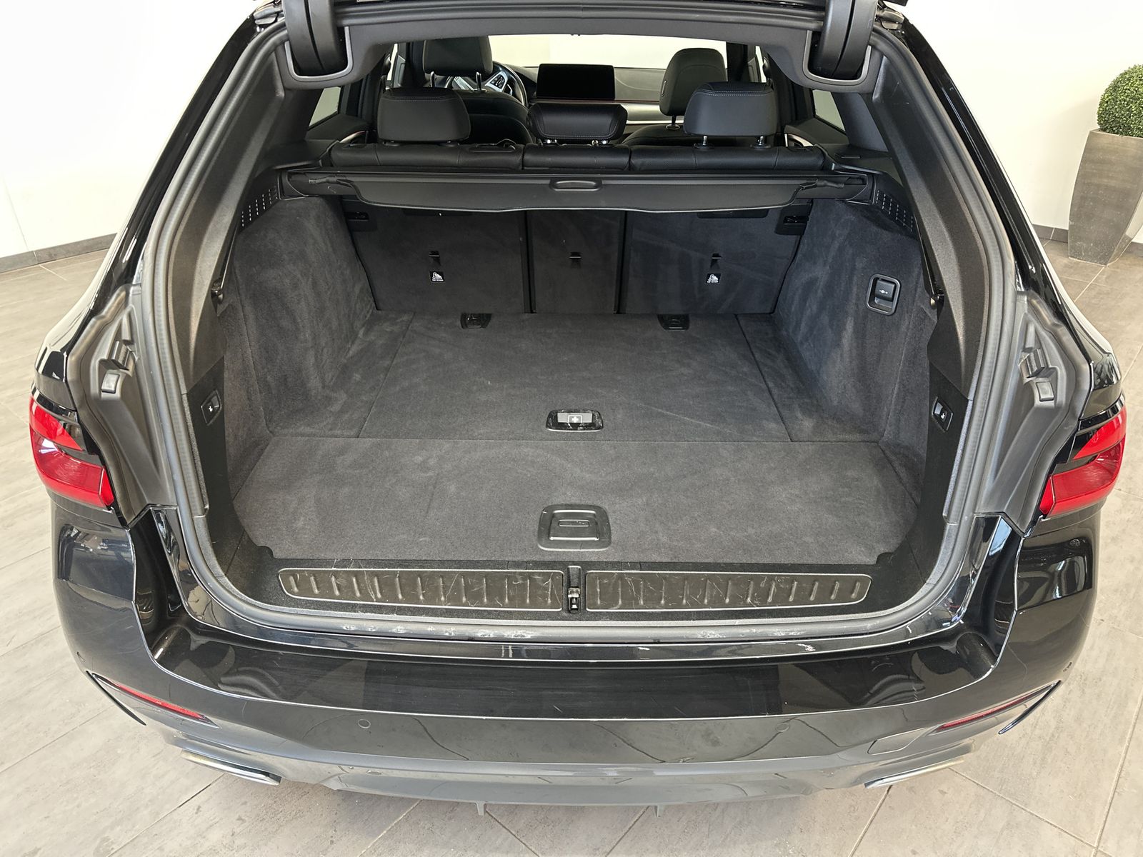Fahrzeugabbildung BMW 520d Touring M-Sport NAV+LED+ACC+PANO+SHZ+LHZG