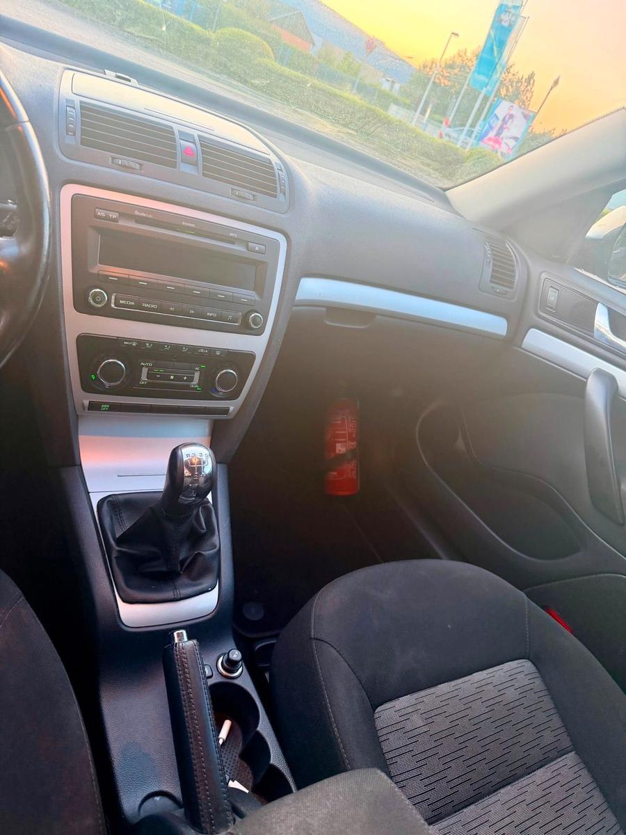 Skoda Octavia 2009 — interior