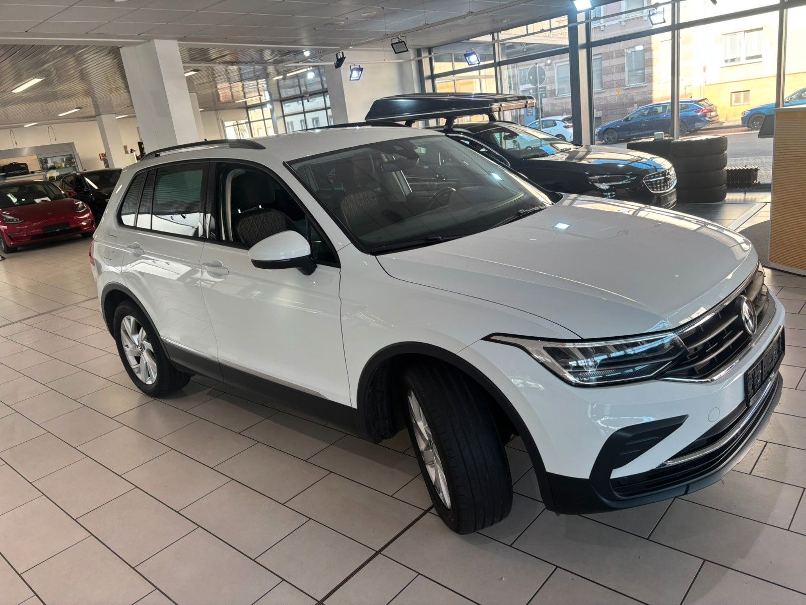 Fahrzeugabbildung Volkswagen Tiguan 2.0 TDI Life 4Motion AHK/NAVI/KAMERA/SHZ