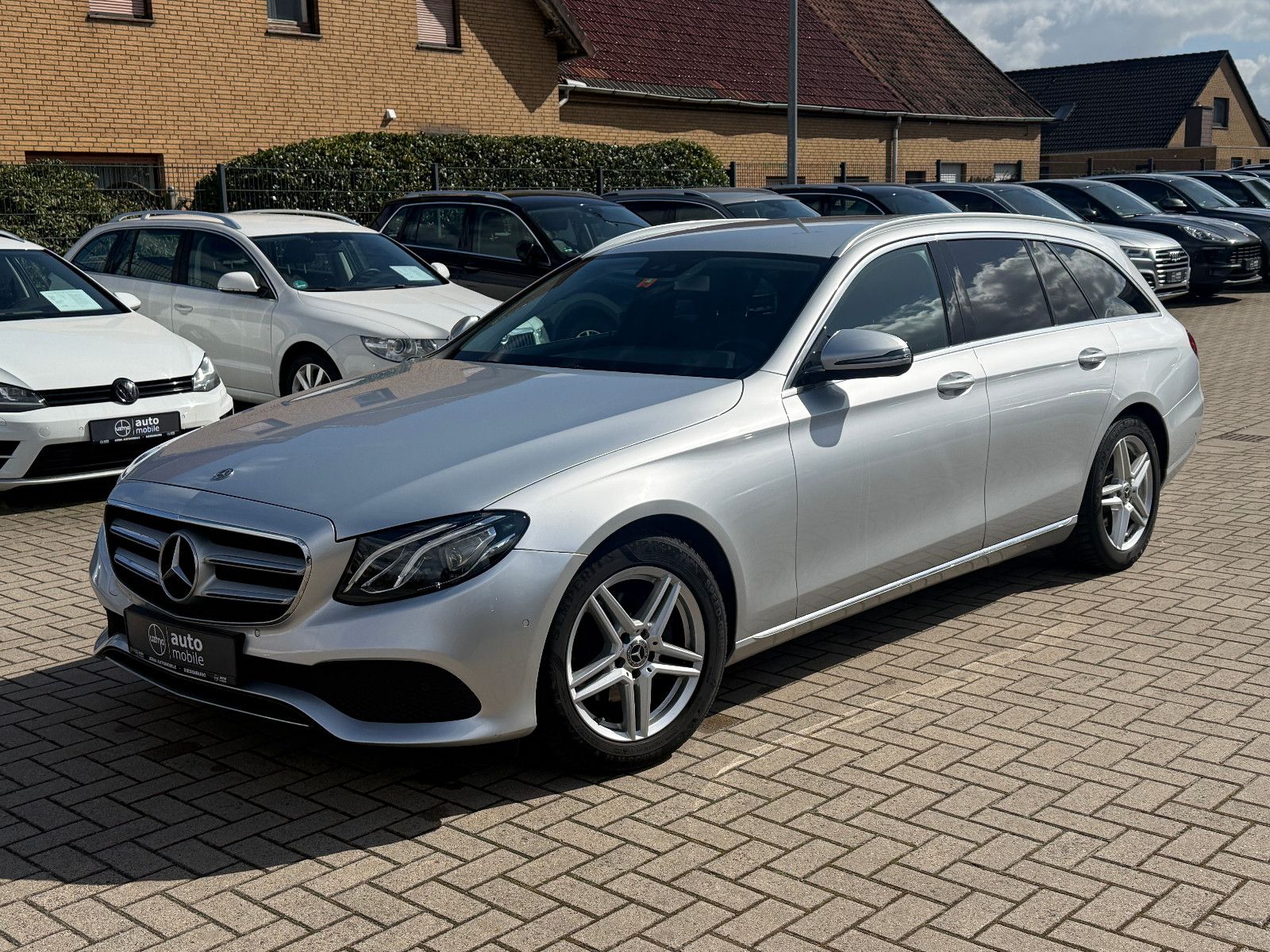 MERCEDES-BENZ E 220d T, LED, Leder, Kamera, Service neu